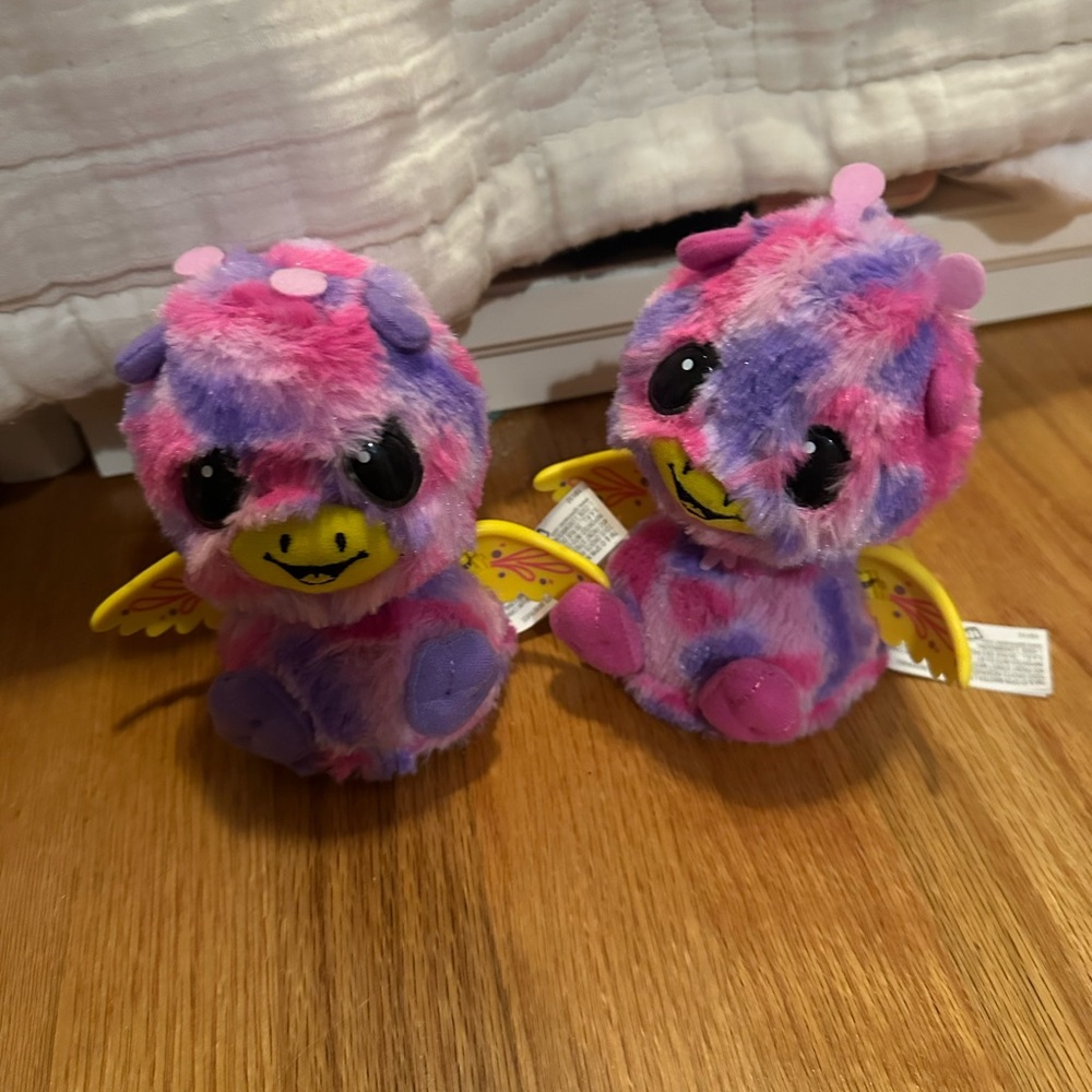 Hatchimal giraffe twins